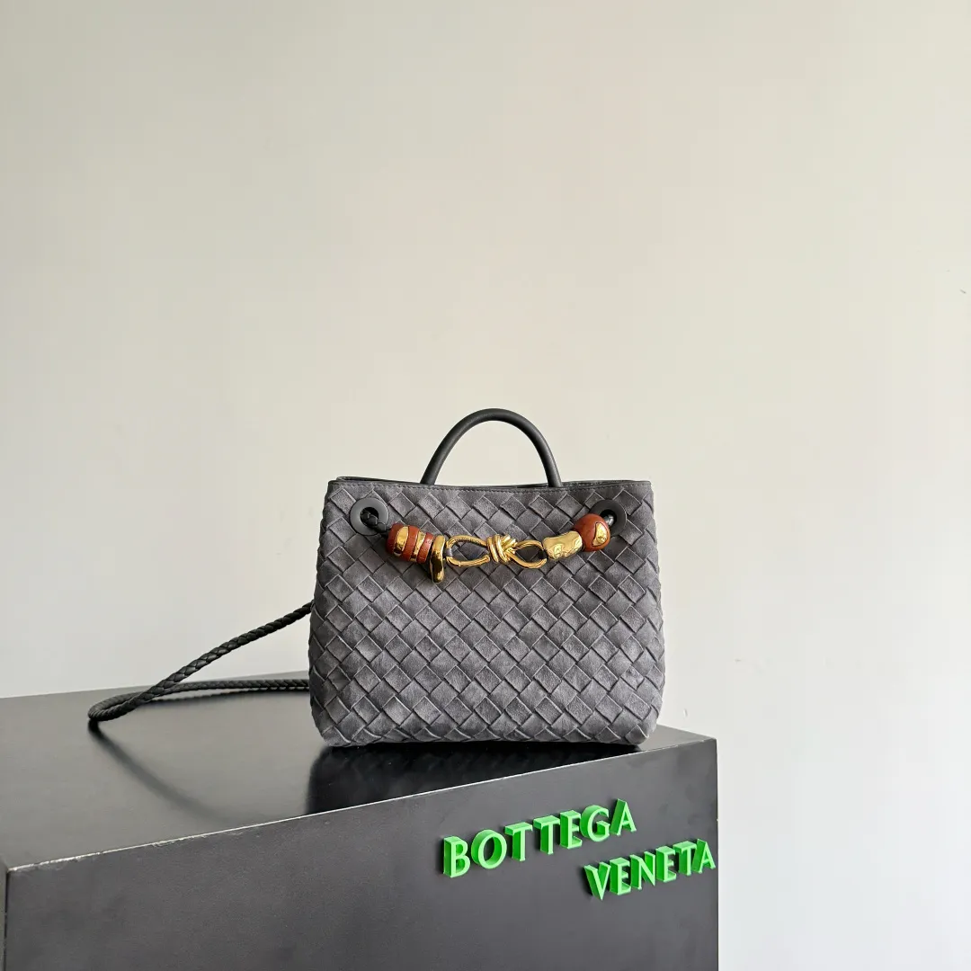 The new Andiamo batch of 3060 BV is shipped‼ ️The classic intercciato weaving process is used to create a soft bag, the metal knot is made of micro-cast aluminum using jewelry technology🪢, and the decorative beads are made of metal and hand-polished oak, allowing you to jump repeatedly between elegance and fun💃, making it unpredictable. Classic and versatile, it shows off your temperament, and the bag has a large capacity, making it very convenient for daily commuting! It has a variety of carrying methods, the shoulder straps can be adjusted by yourself, the original lambskin feels soft and delicate, and the unisex style breaks gender boundaries and brings a more practical and long-lasting use experience. The Andiamo, which has both elegant and casual styles, perfectly interprets the "fashionable old money style". Style number: 743568+wood hardware Color: suede graphite gray Size: 25*22*10.5cm